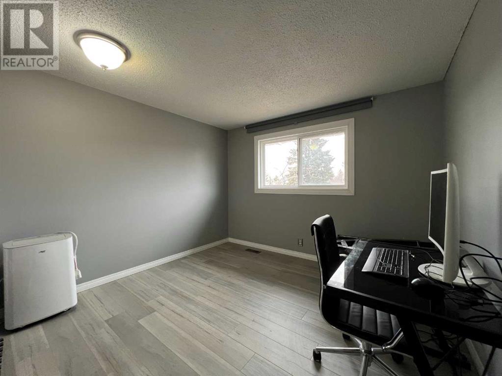 Single Family House for Sale in  Pineson Place NE Pineridge Calgary 