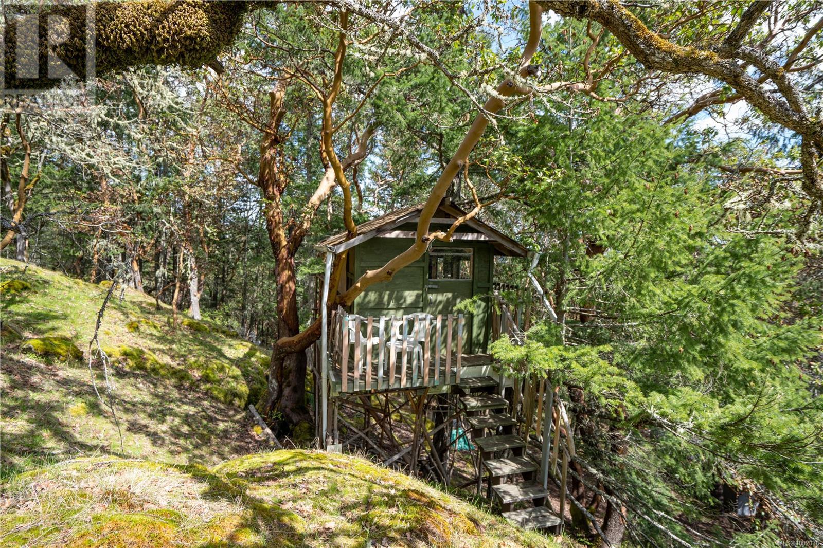  3975 Munn Road, Highlands