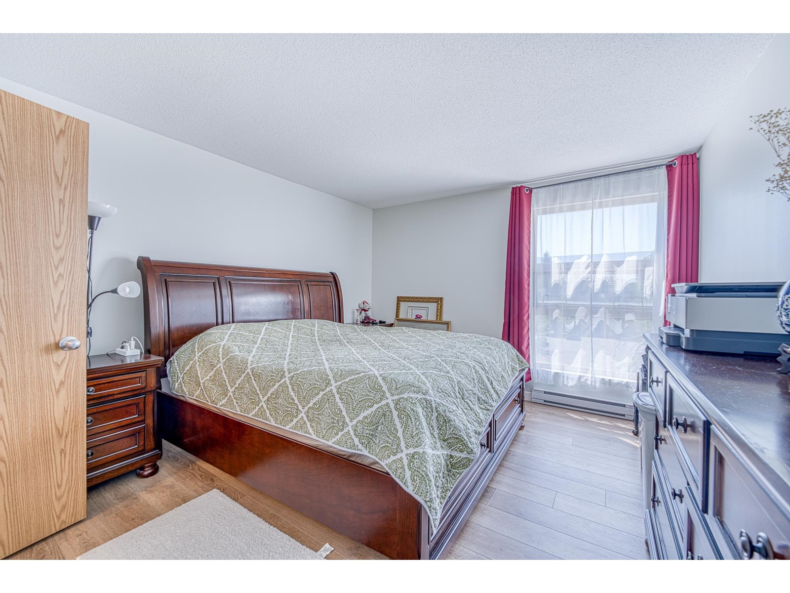 Photo 4 of 302 15288 100 Avenue, Surrey BC