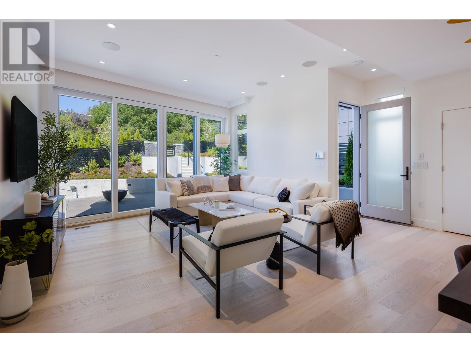 592 ARTHUR ERICKSON PLACE, West Vancouver