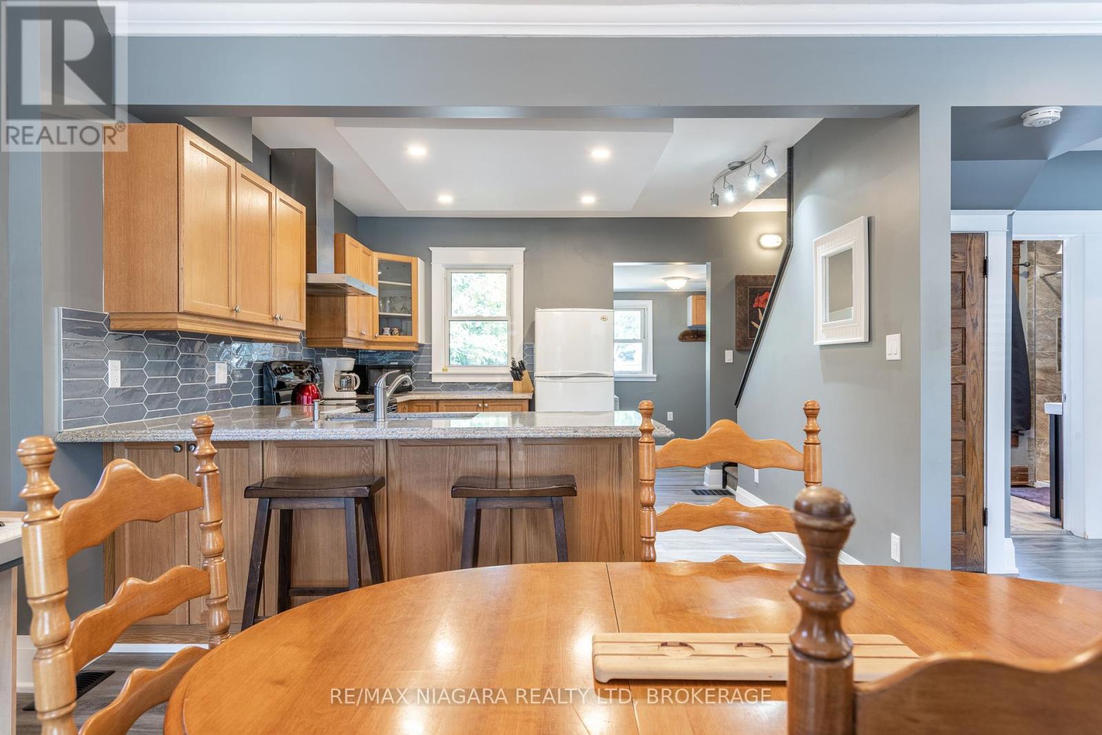 Photo 3 of 4993 Maple Street, Niagara Falls ON