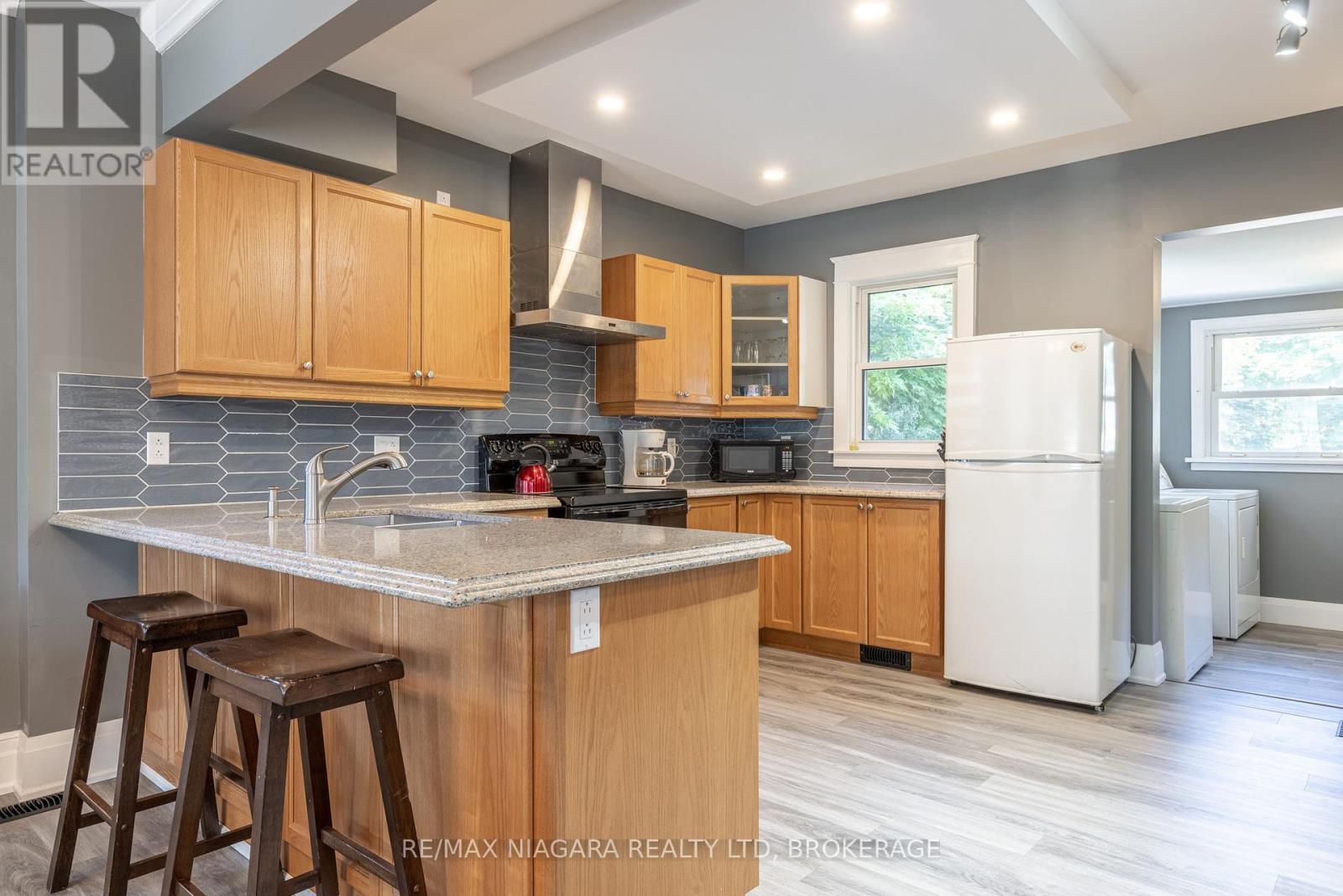 Photo 9 of 4993 Maple Street, Niagara Falls ON