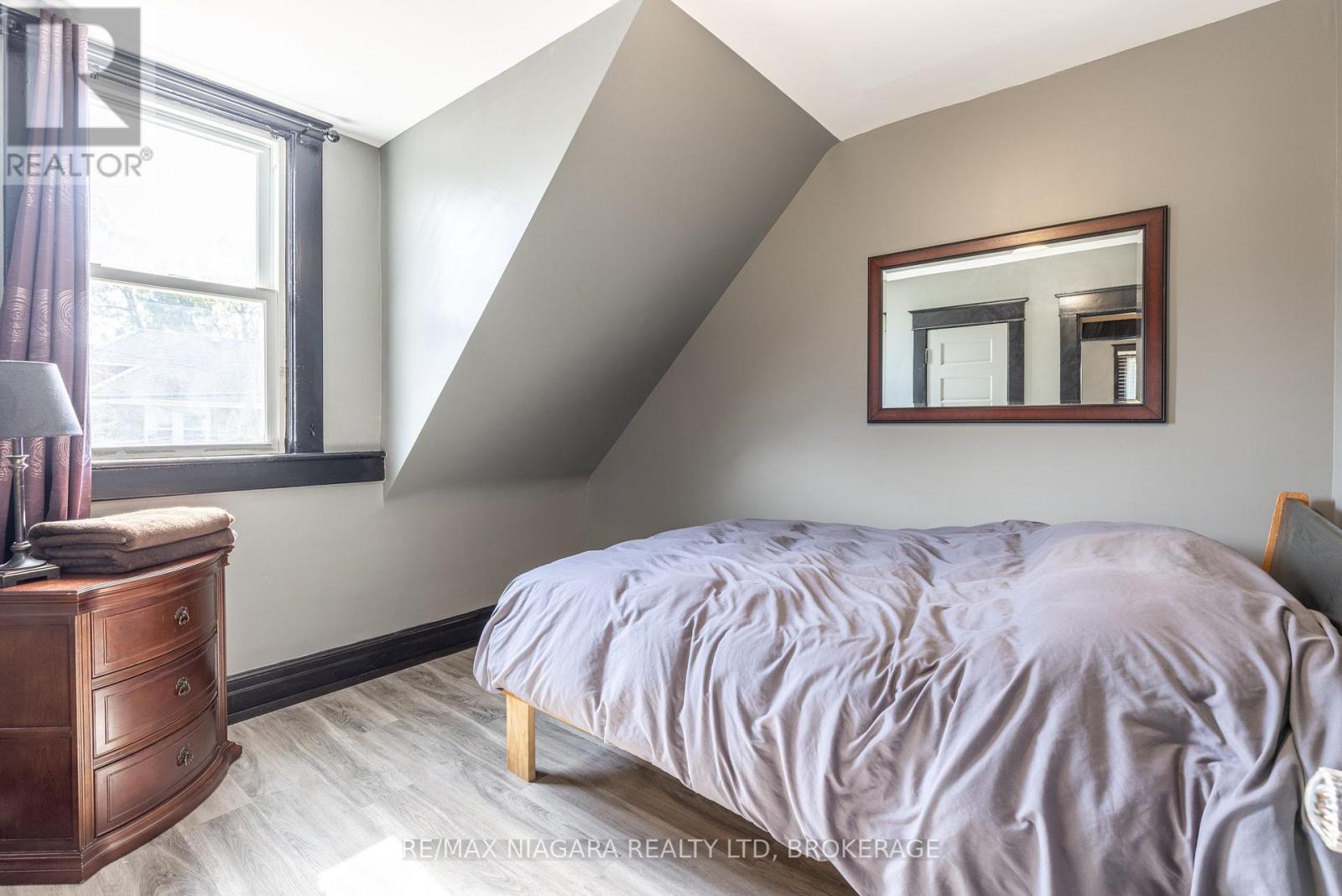 Photo 18 of 4993 Maple Street, Niagara Falls ON