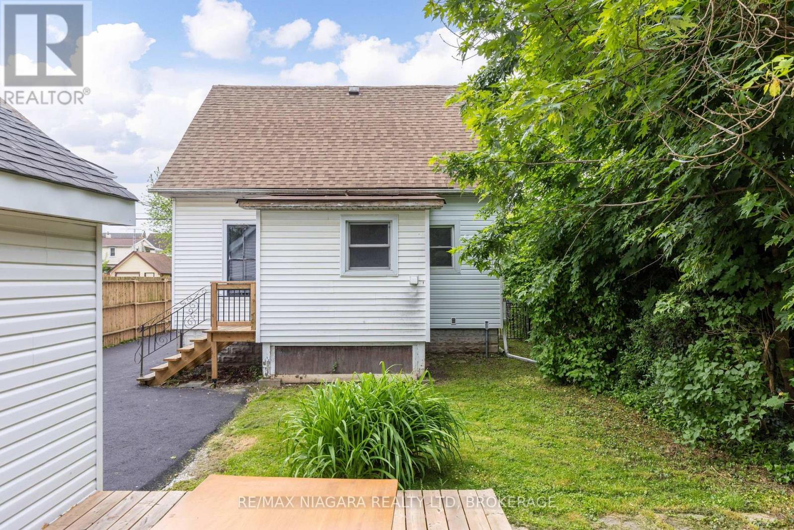Photo 5 of 4993 Maple Street, Niagara Falls ON