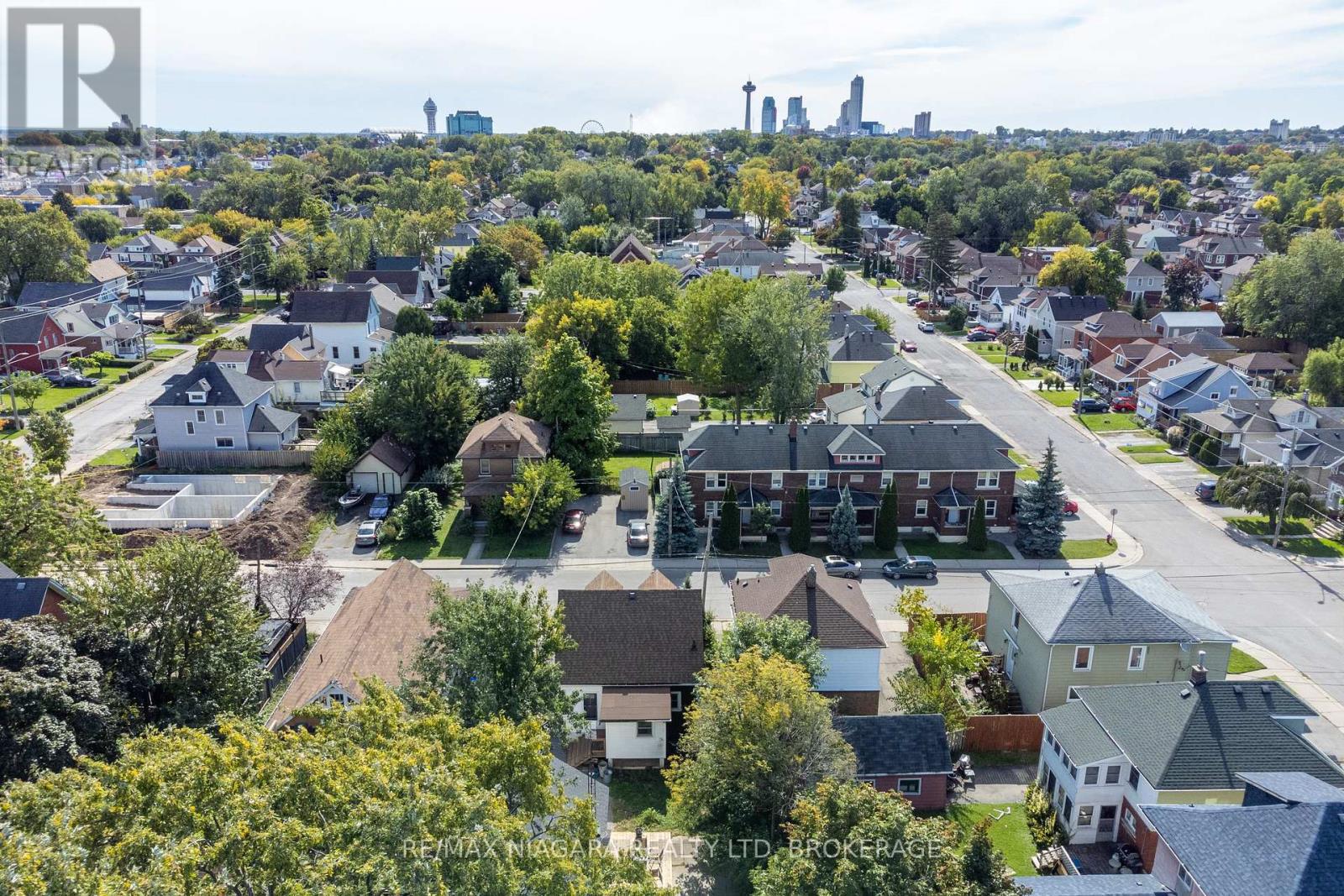Photo 7 of 4993 Maple Street, Niagara Falls ON