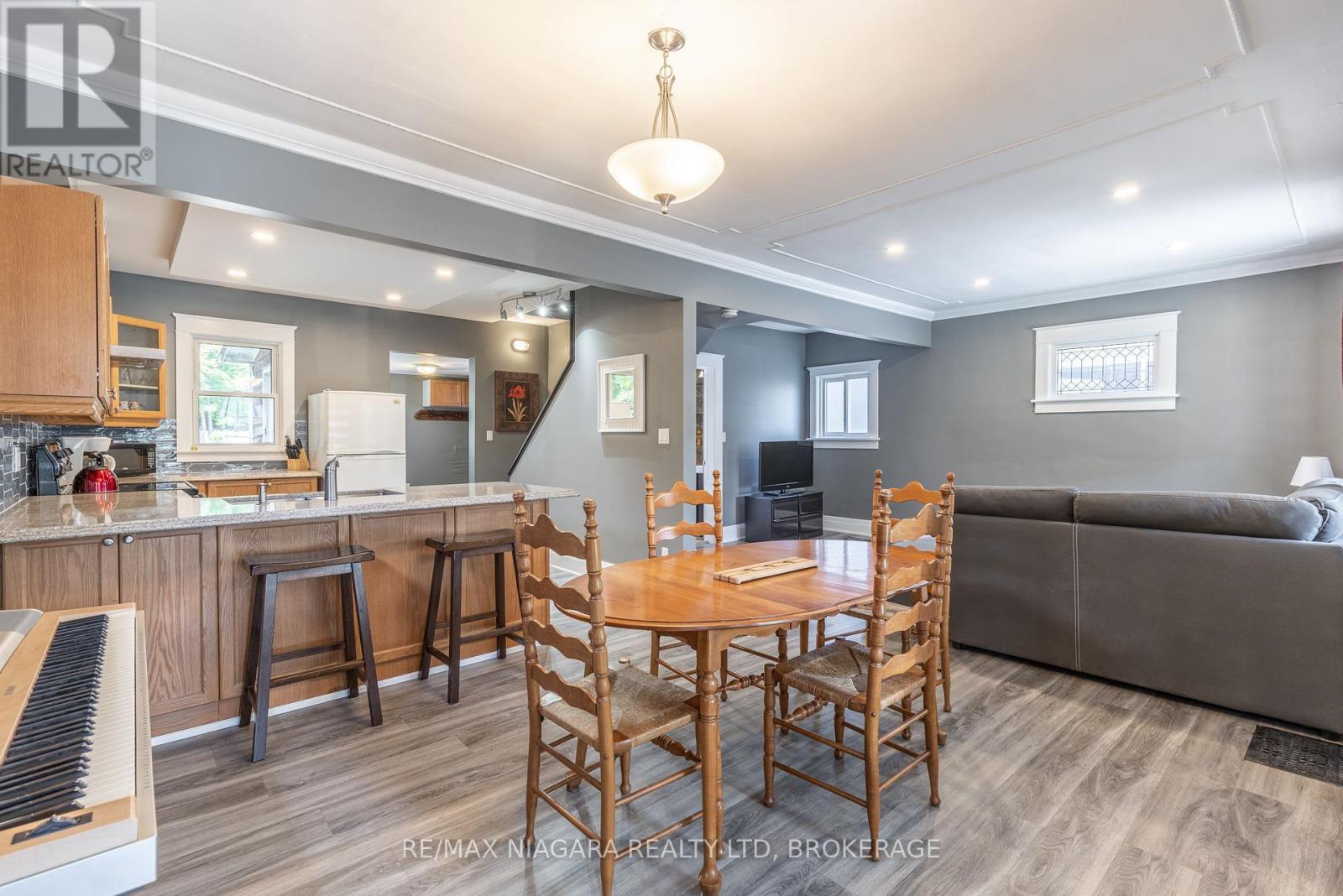 Photo 8 of 4993 Maple Street, Niagara Falls ON