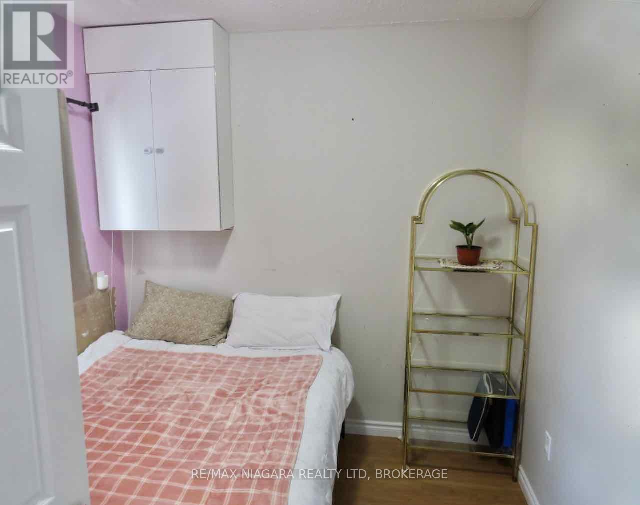 Photo 11 of 52 Mccormick Street, Welland ON