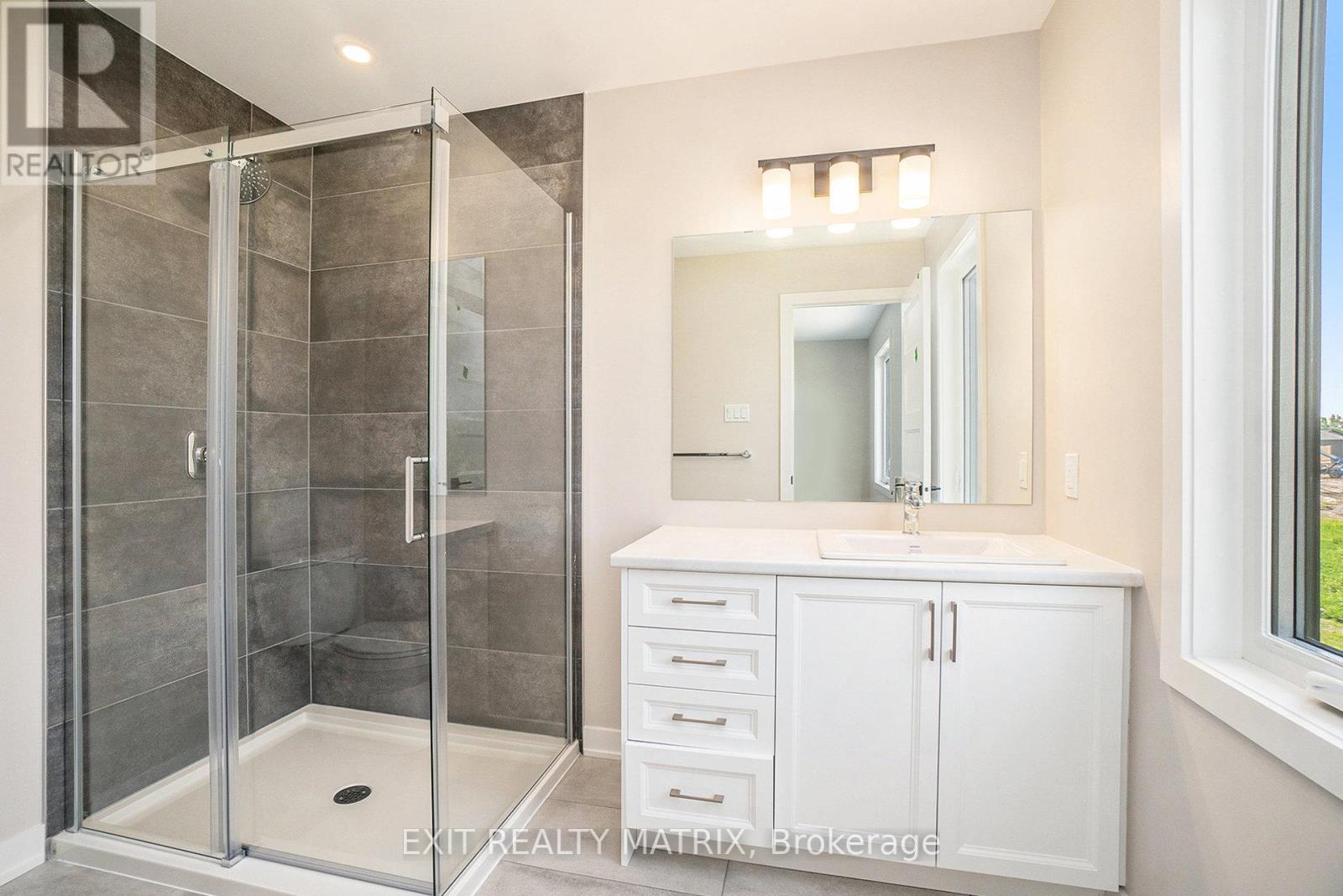 Photo 4 of 962 Cologne Street, Russell ON