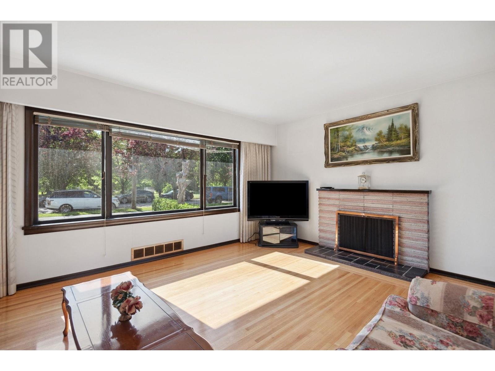 Photo 10 of 4262 Dumfries Street, Vancouver BC