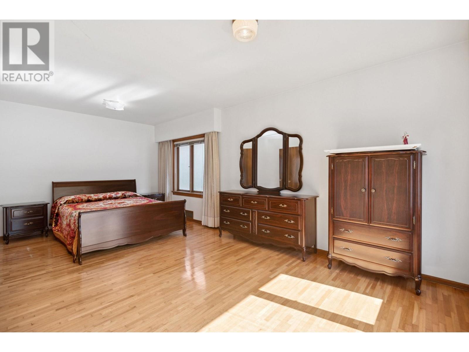 Photo 17 of 4262 Dumfries Street, Vancouver BC