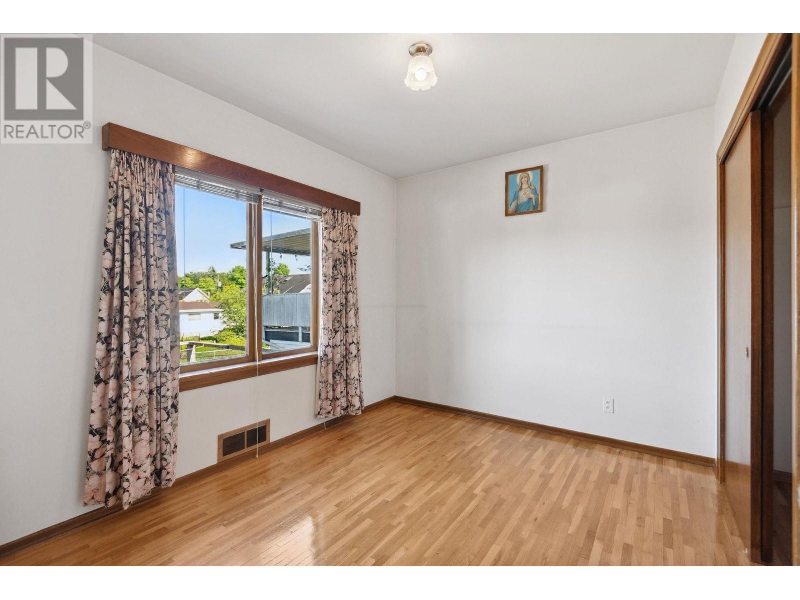 Photo 19 of 4262 Dumfries Street, Vancouver BC