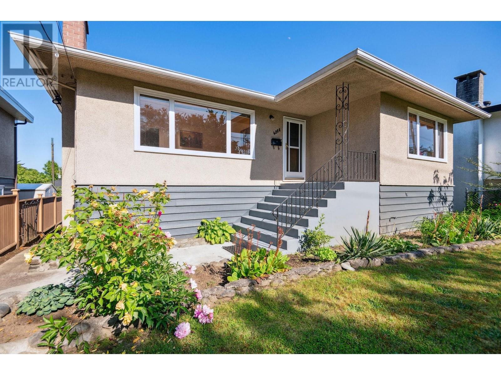 Photo 4 of 4262 Dumfries Street, Vancouver BC