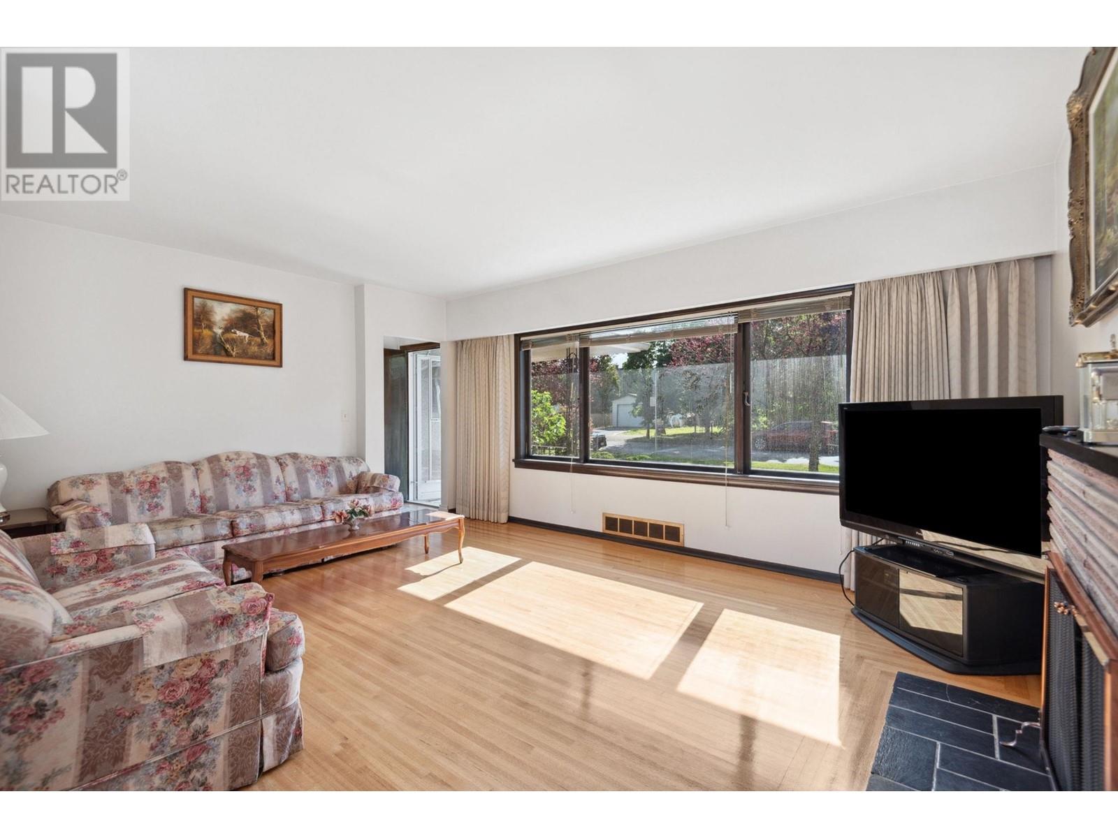 Photo 5 of 4262 Dumfries Street, Vancouver BC