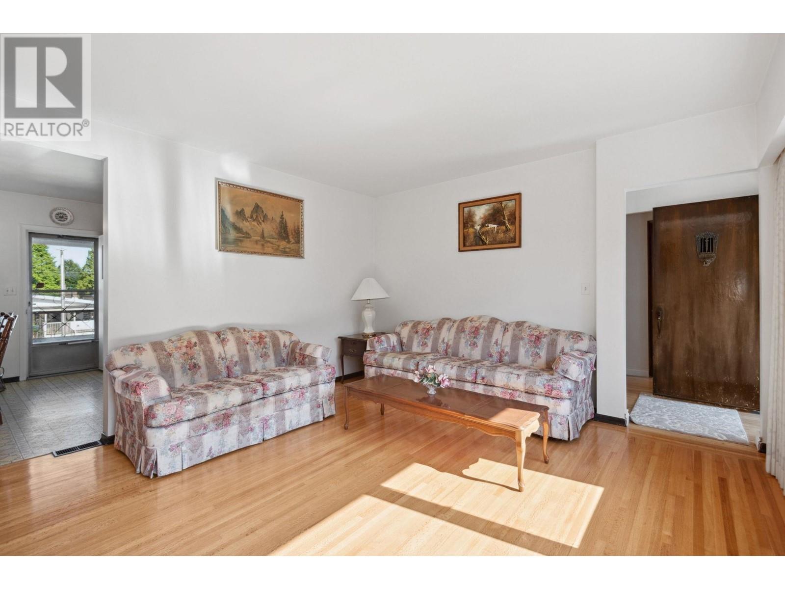 Photo 7 of 4262 Dumfries Street, Vancouver BC