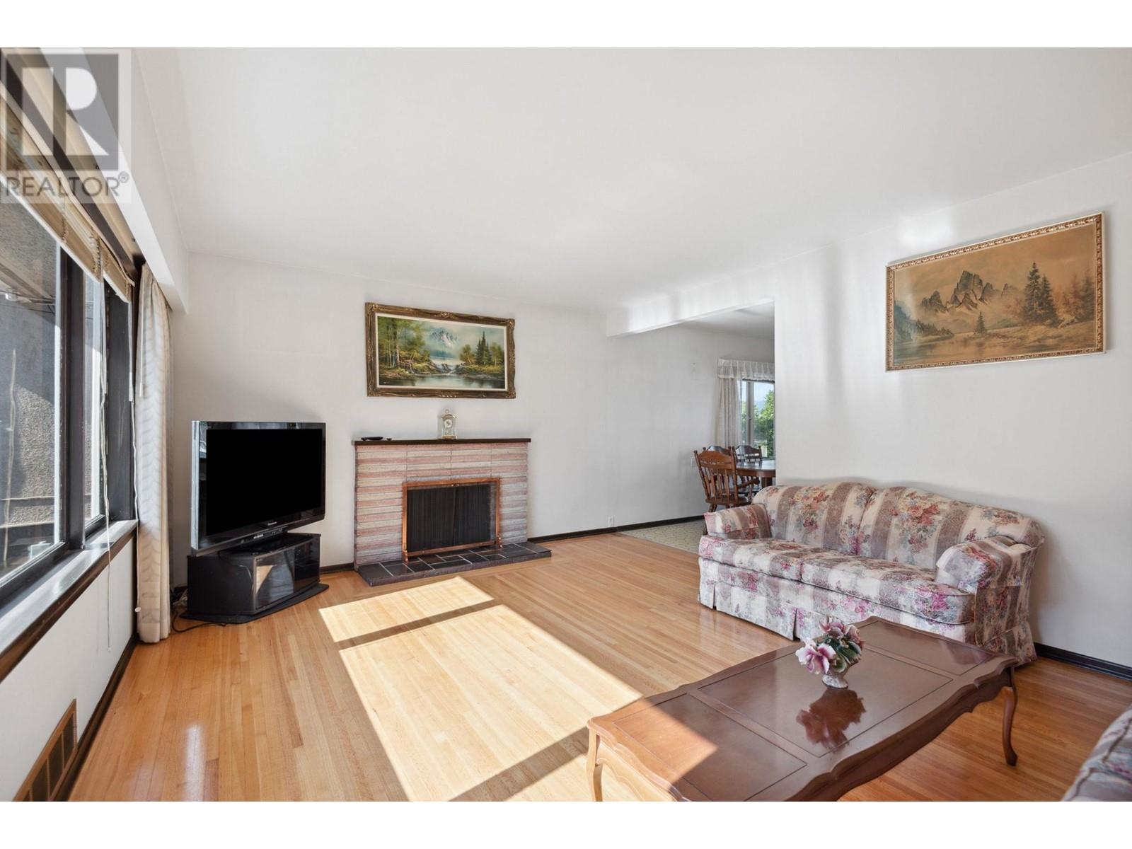 Photo 8 of 4262 Dumfries Street, Vancouver BC