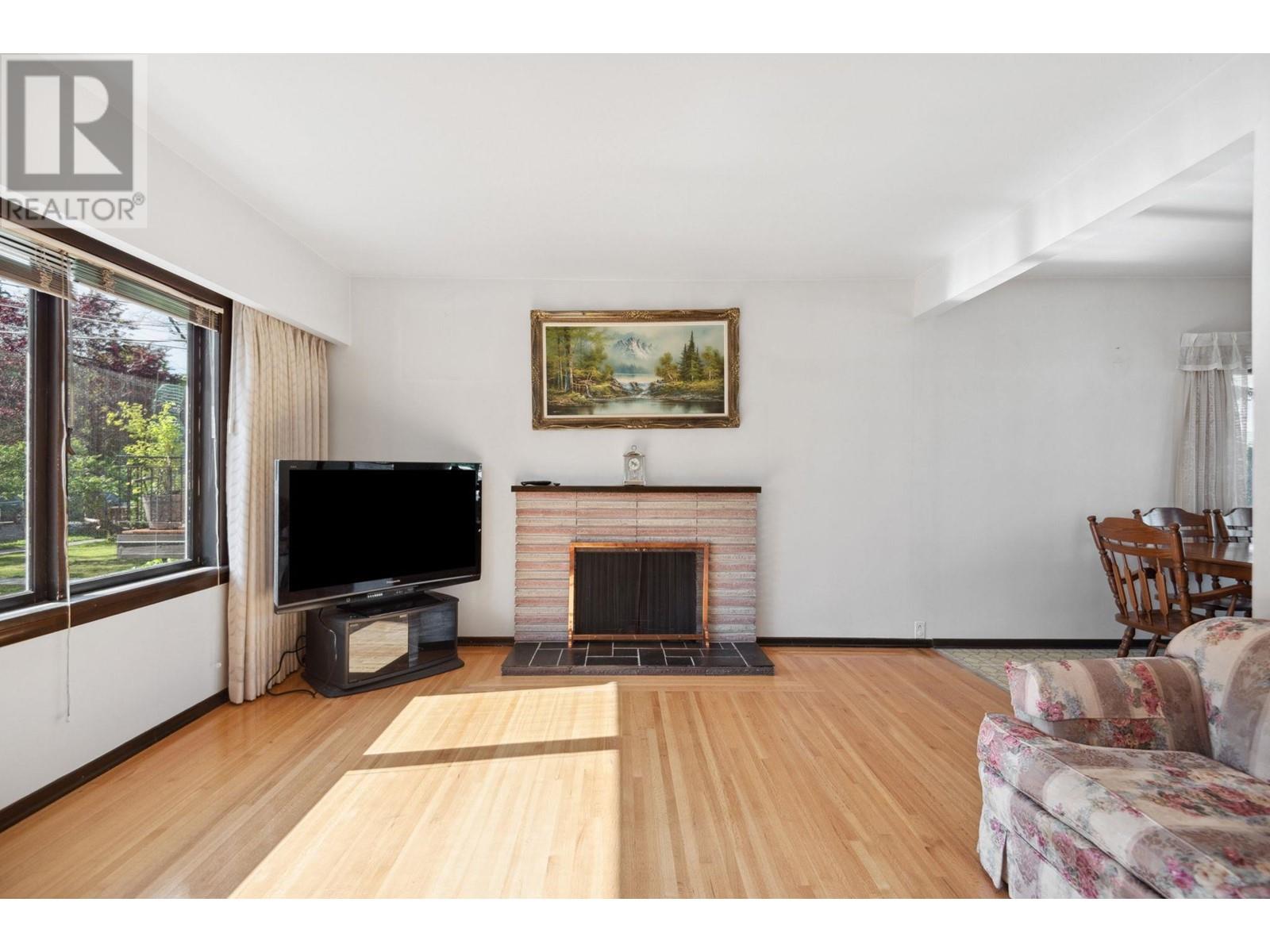 Photo 9 of 4262 Dumfries Street, Vancouver BC