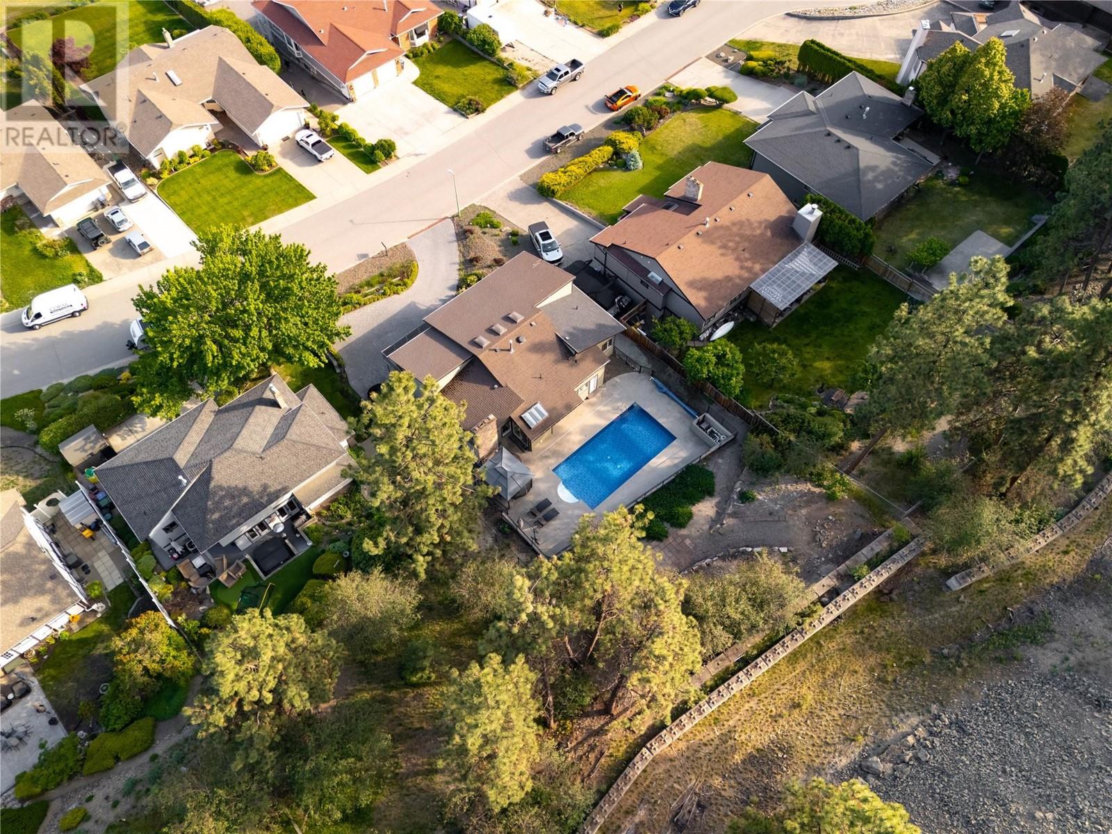 Photo 6 of 2218 Omineca Place, Kelowna BC