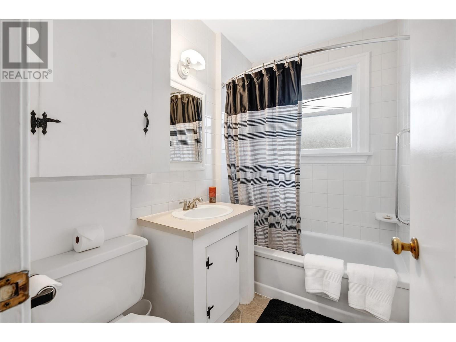 1160 MOOSEJAW Street, Penticton