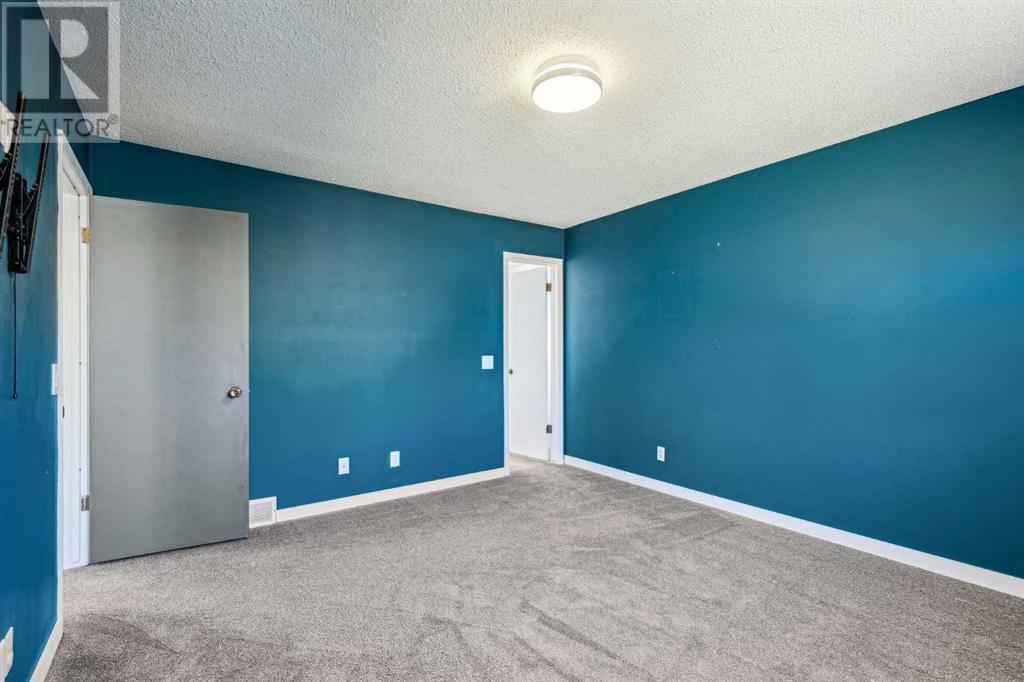 Single Family House 4 Level for Sale in  Hawkley Valley Road NW Hawkwood Calgary 