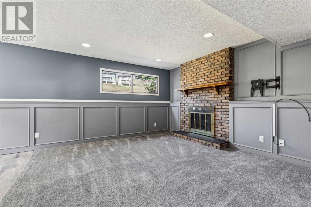 Single Family House 4 Level for Sale in  Hawkley Valley Road NW Hawkwood Calgary 