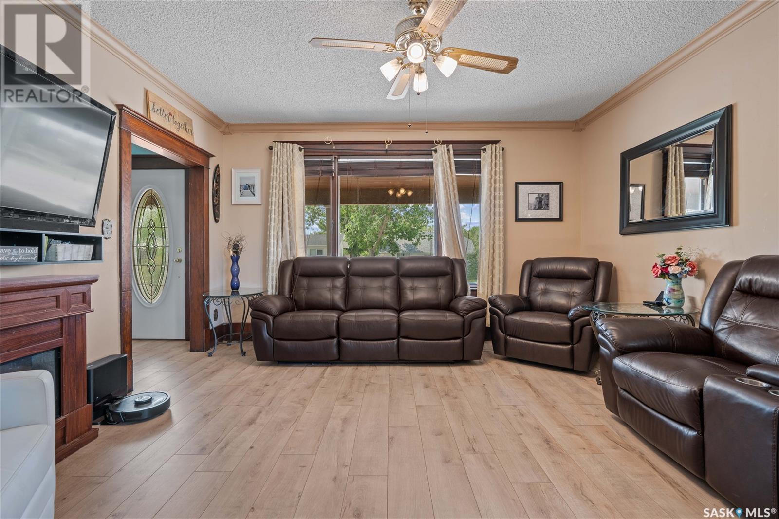 Photo 9 of 205 5th Avenue E, Gravelbourg SK