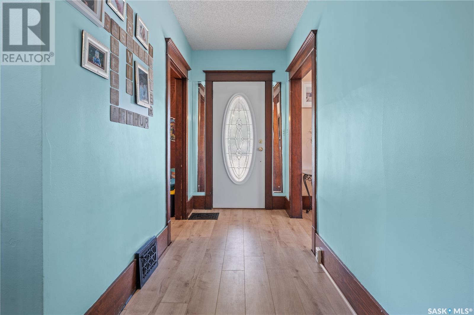 Photo 4 of 205 5th Avenue E, Gravelbourg SK