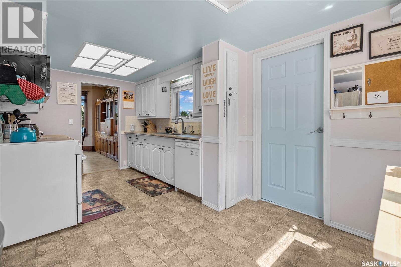 Photo 17 of 205 5th Avenue E, Gravelbourg SK