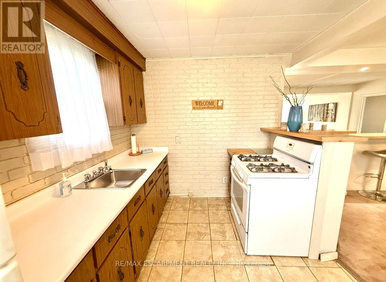 Photo 10 of 115 Beach Boulevard, Hamilton ON