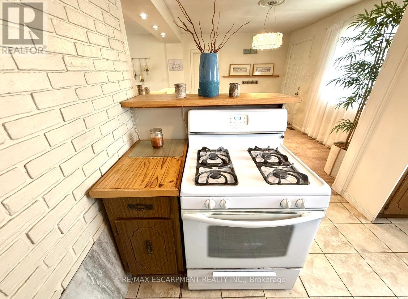 Photo 11 of 115 Beach Boulevard, Hamilton ON