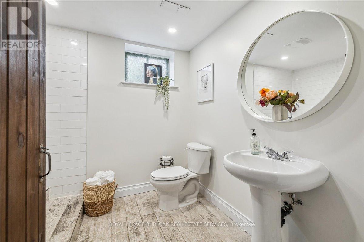 Photo 13 of 692 Catalina Crescent, Burlington ON