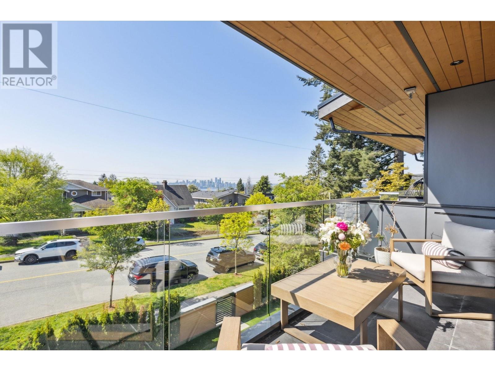 Photo 33 of 342 W 15th Street, North Vancouver BC