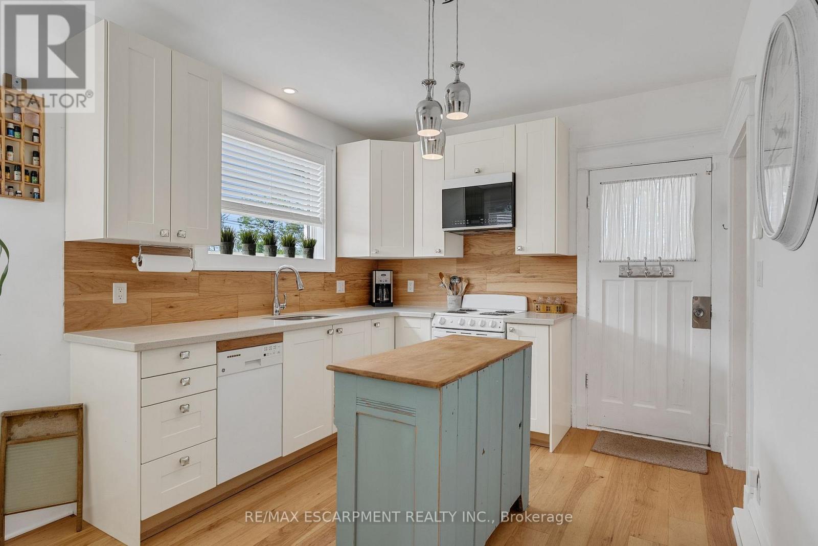 Photo 16 of 195 Muskoka Road N, Gravenhurst ON