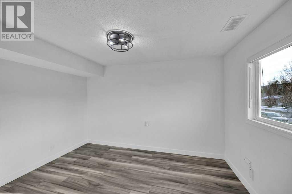Single Family House for Sale in    Avenue NW Bowness Calgary 