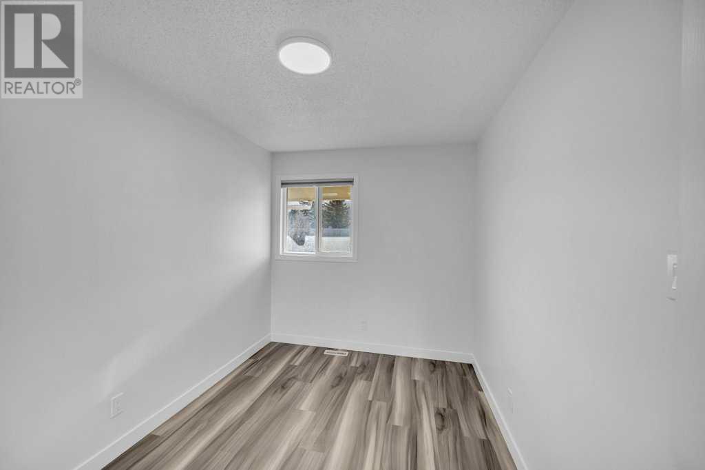 Single Family House for Sale in    Avenue NW Bowness Calgary 