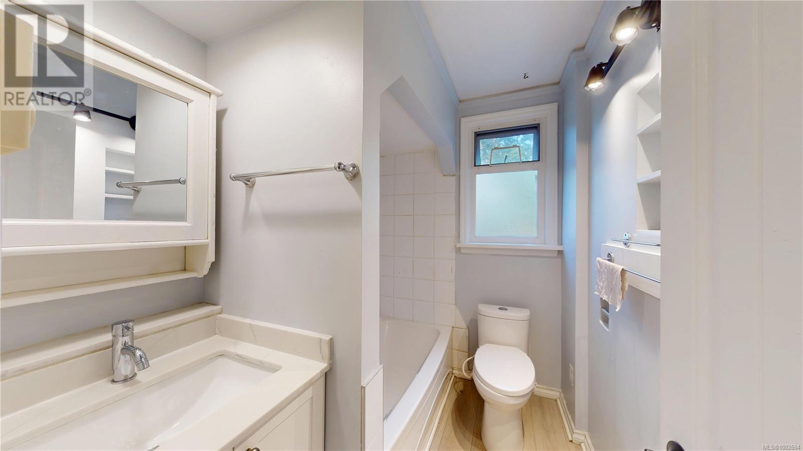 Photo 16 of 2139 Foul Bay Rd, Oak Bay BC