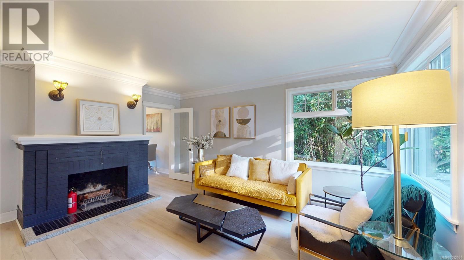 Photo 2 of 2139 Foul Bay Rd, Oak Bay BC