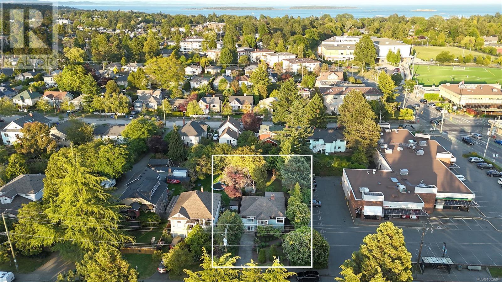 Photo 33 of 2139 Foul Bay Rd, Oak Bay BC