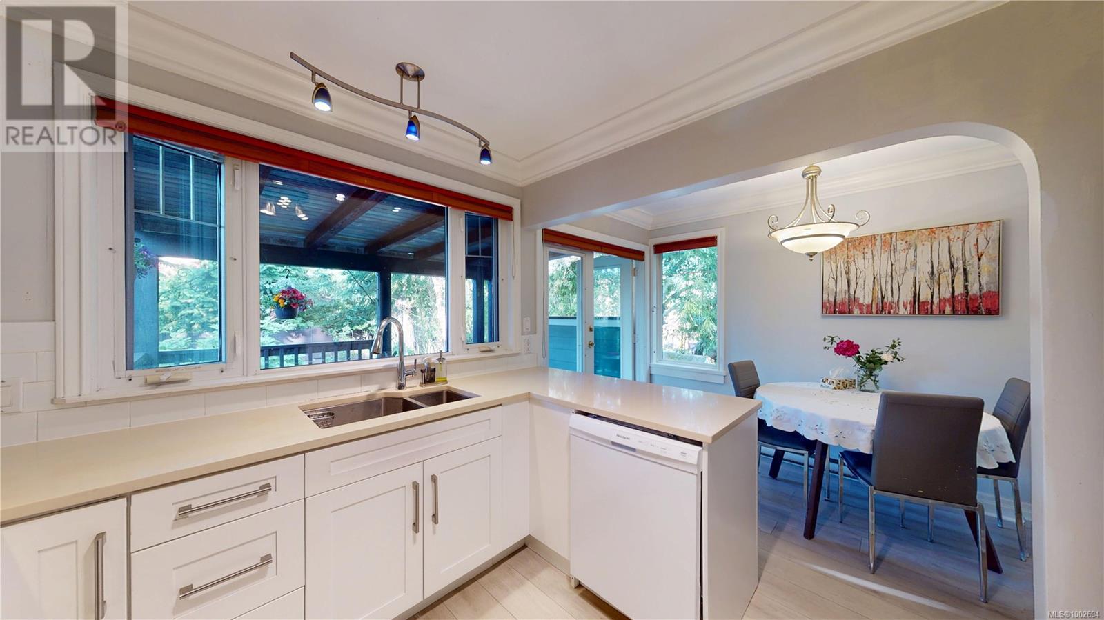 Photo 9 of 2139 Foul Bay Rd, Oak Bay BC