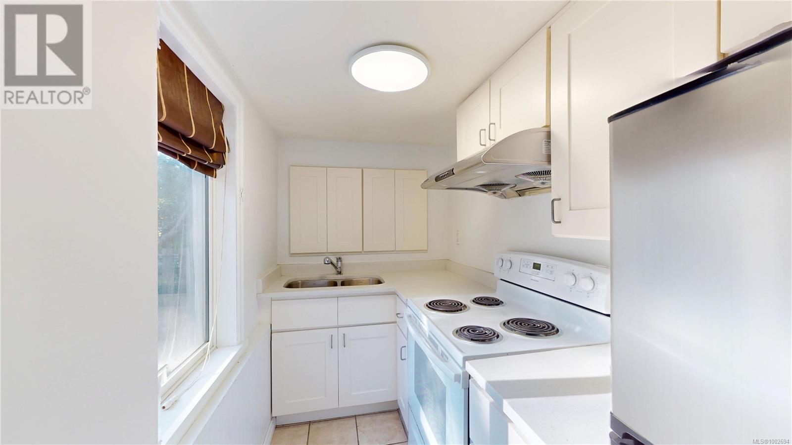 Photo 19 of 2139 Foul Bay Rd, Oak Bay BC