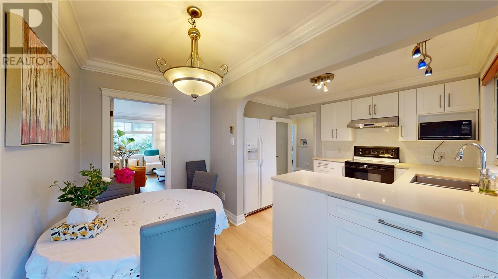 Photo 8 of 2139 Foul Bay Rd, Oak Bay BC
