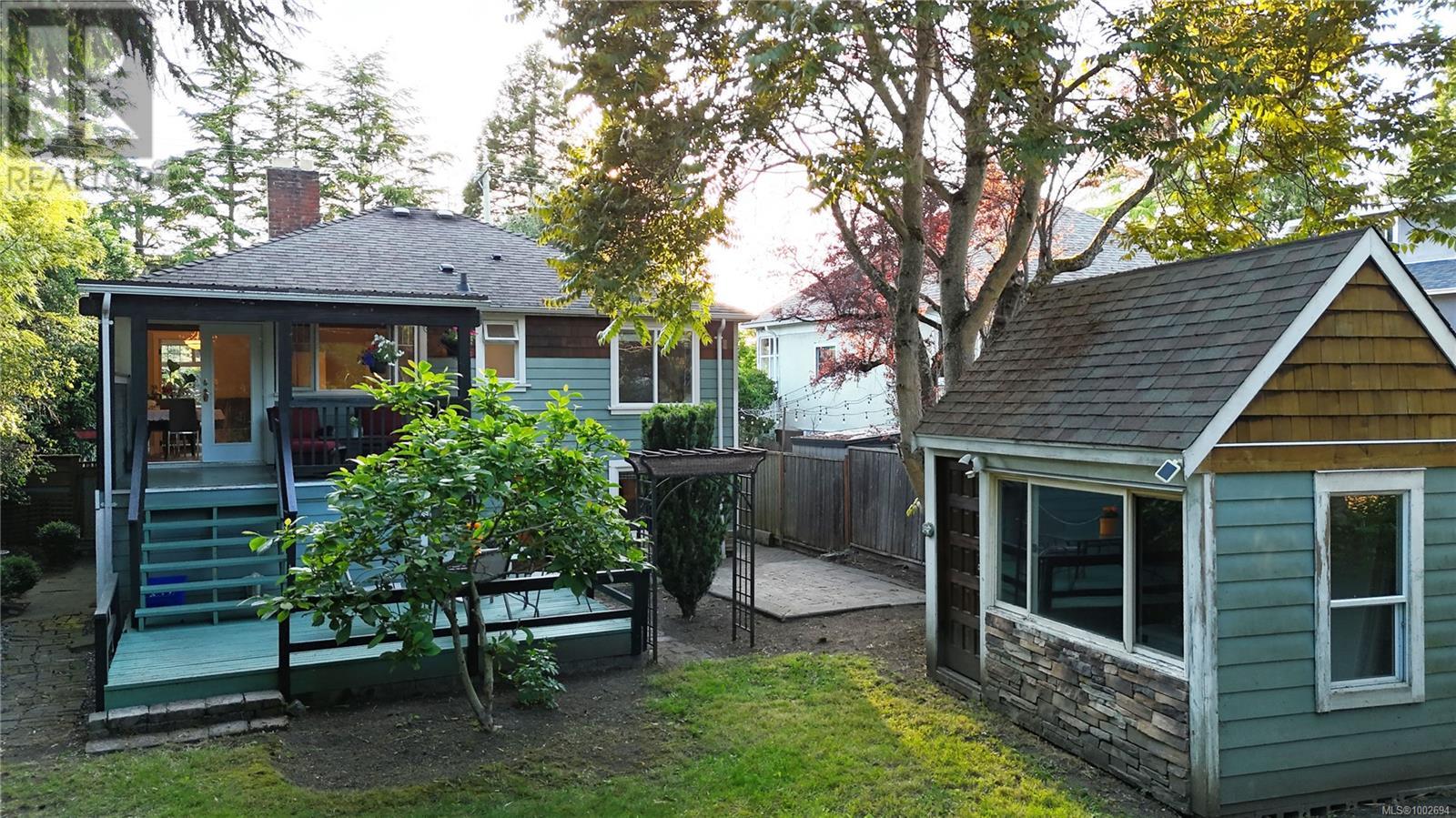 Photo 31 of 2139 Foul Bay Rd, Oak Bay BC
