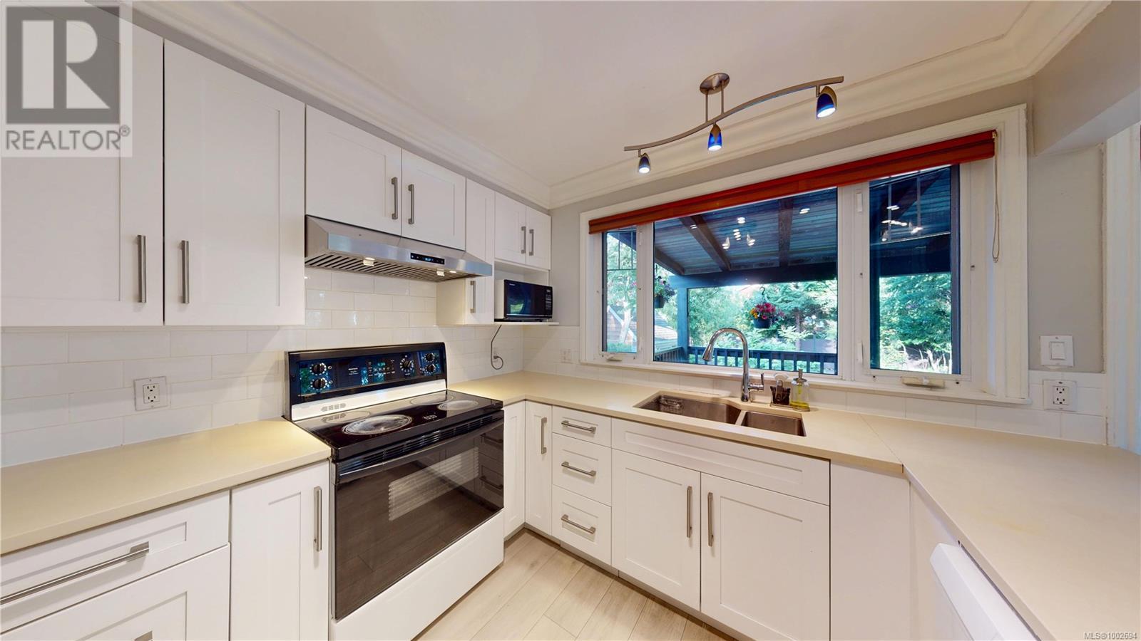 Photo 10 of 2139 Foul Bay Rd, Oak Bay BC