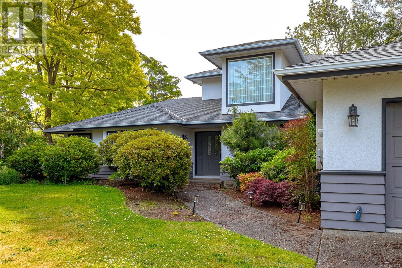 Photo 3 of 4301 Maltwood Close, Saanich BC
