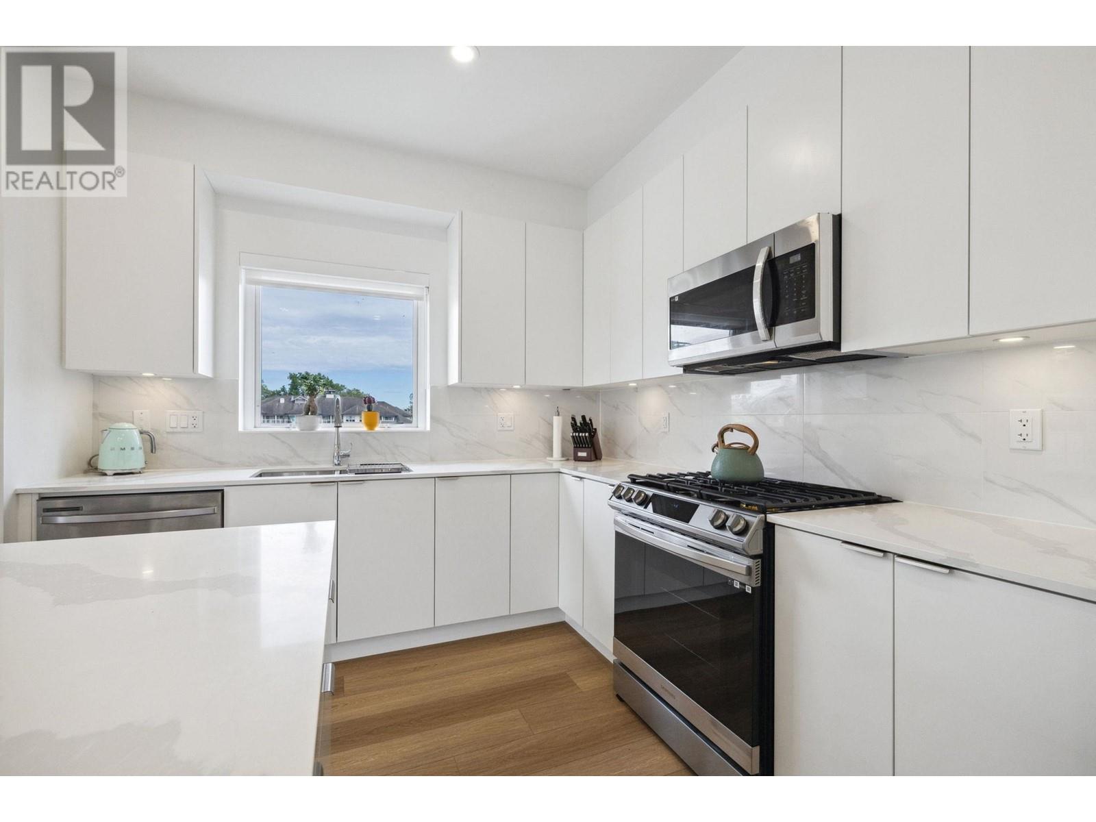 401 2331 KELLY AVENUE, Port Coquitlam