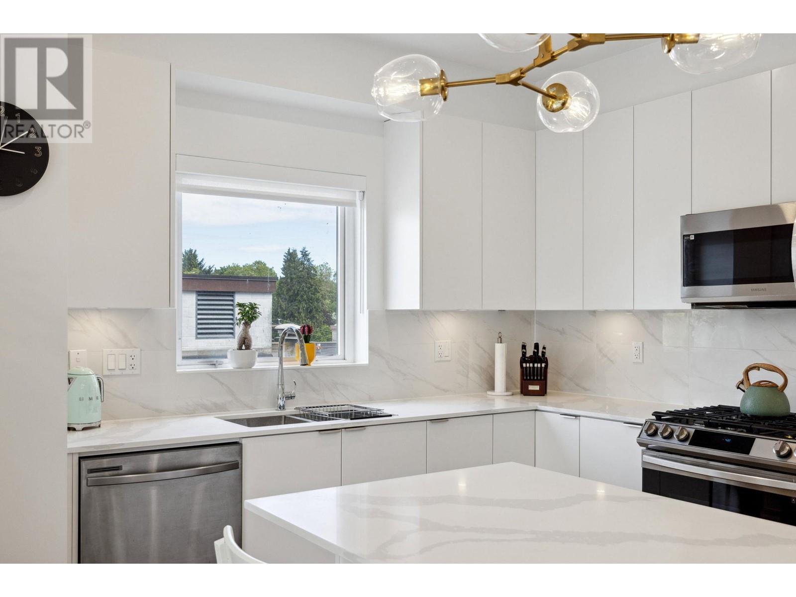 401 2331 KELLY AVENUE, Port Coquitlam