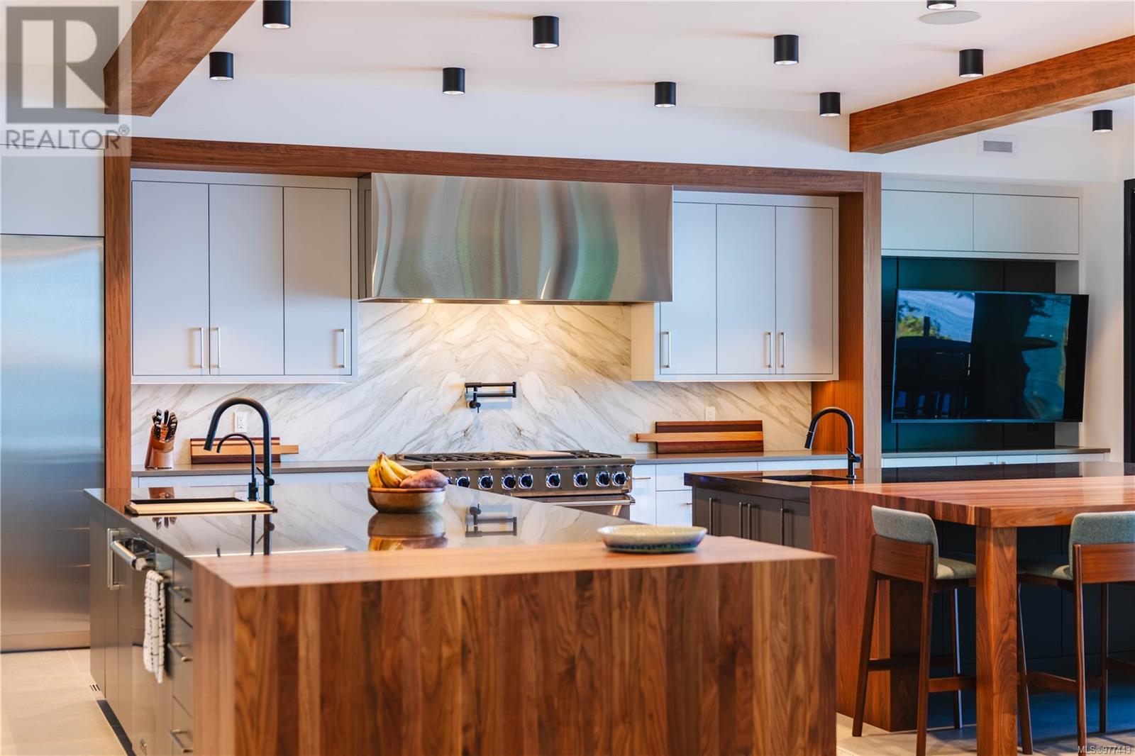  848 Lands End Road, North Saanich