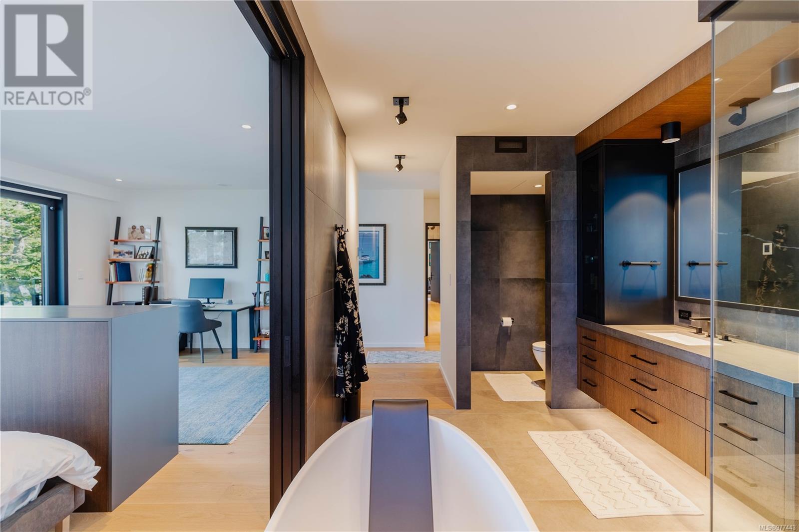  848 Lands End Road, North Saanich