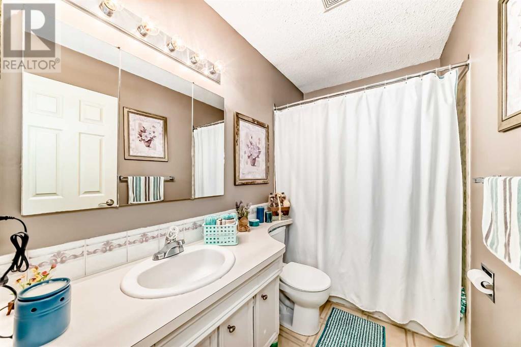 32 Radcliffe Bay SE, Calgary, Alberta