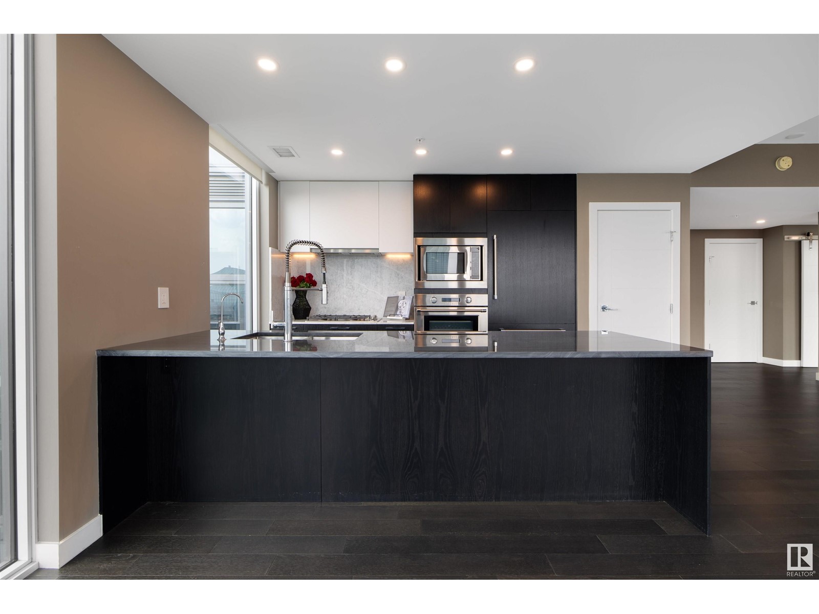 #3802 10180 103 ST NW - 18
