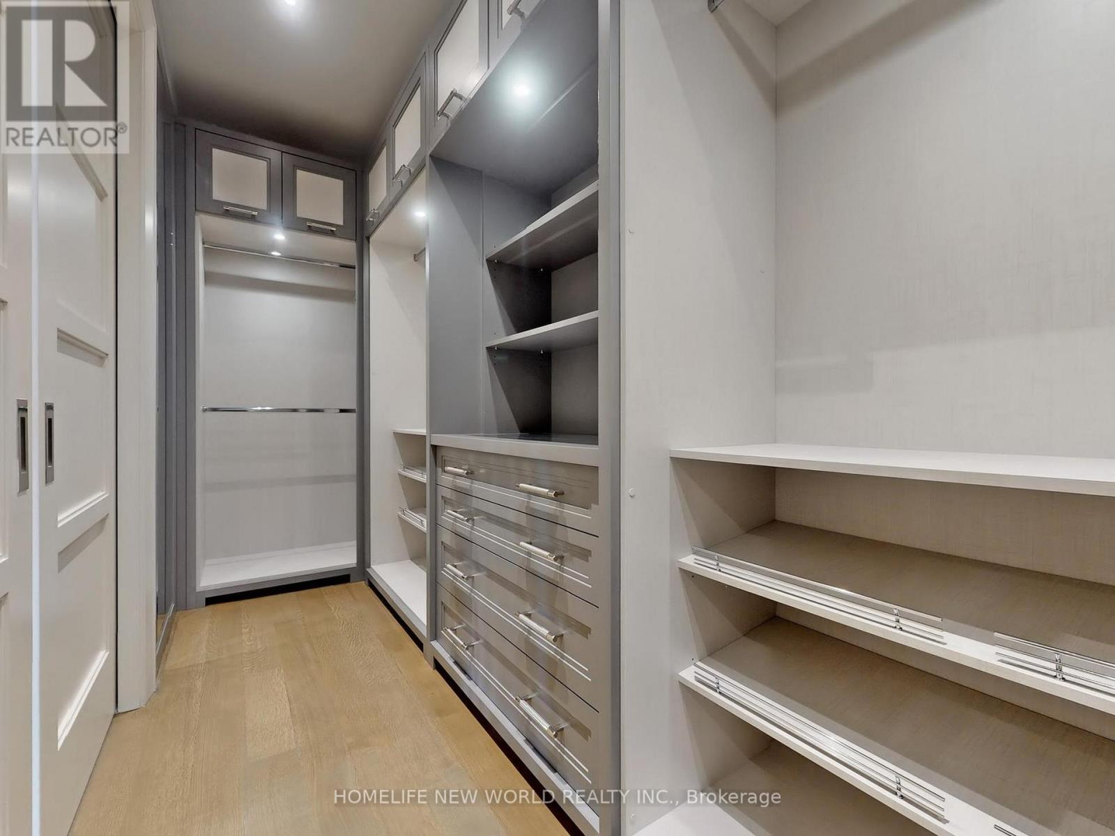 154 YONGE BOULEVARD - 23
